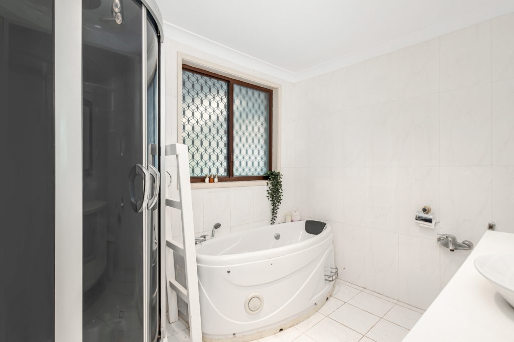 100 Sutherland Avenue, Kings Langley NSW 2147 - photo 8