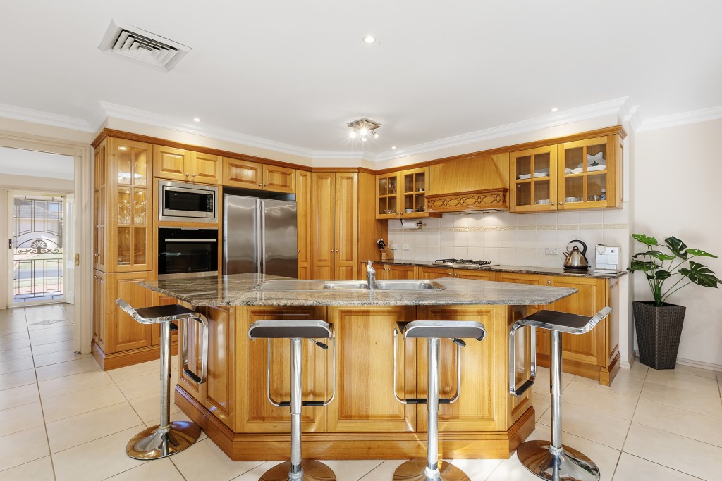 32 Beaumaris Avenue, Castle Hill NSW 2154 - photo 5
