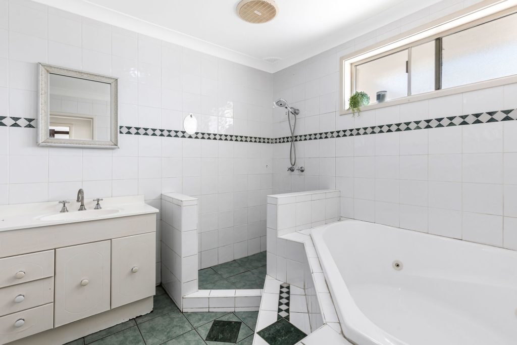 10 Sarah Crescent, Baulkham Hills NSW 2153 - photo 6