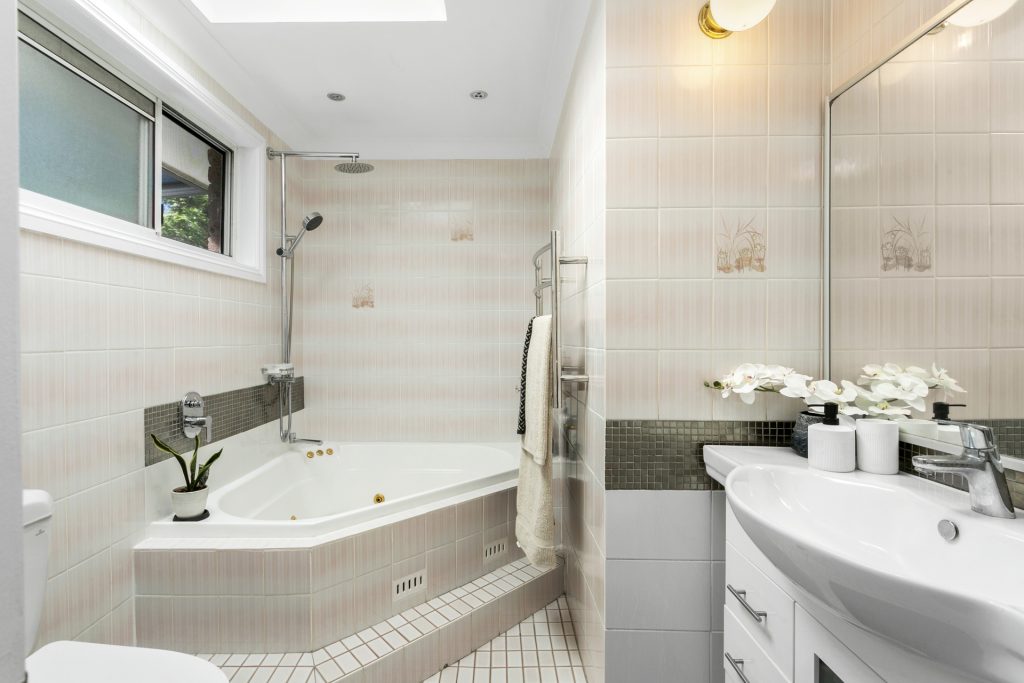 8 Yaringa Road, Castle Hill NSW 2154 - photo 12