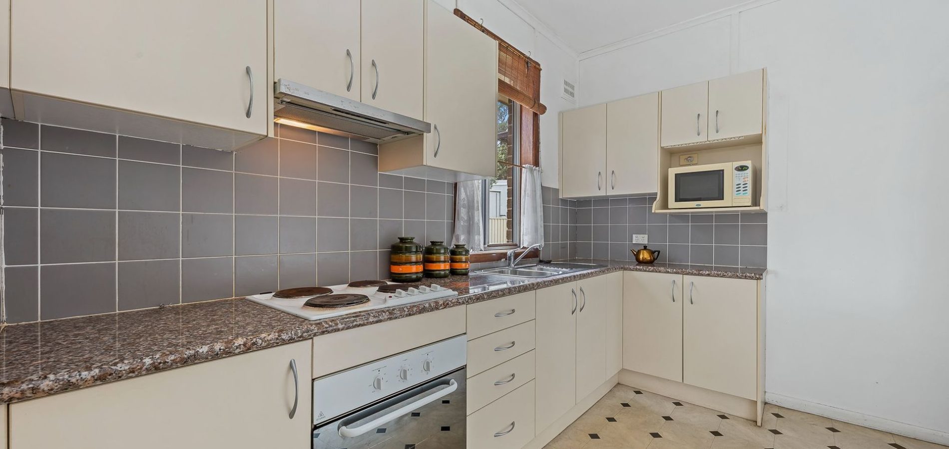 8 Vera Street, Seven Hills NSW 2147 - photo 2