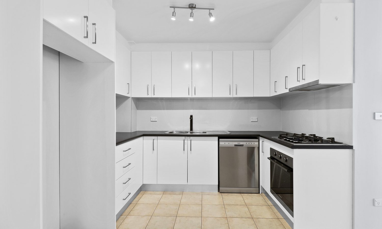 17/8 Fourth Avenue, Blacktown NSW 2148 - photo 3