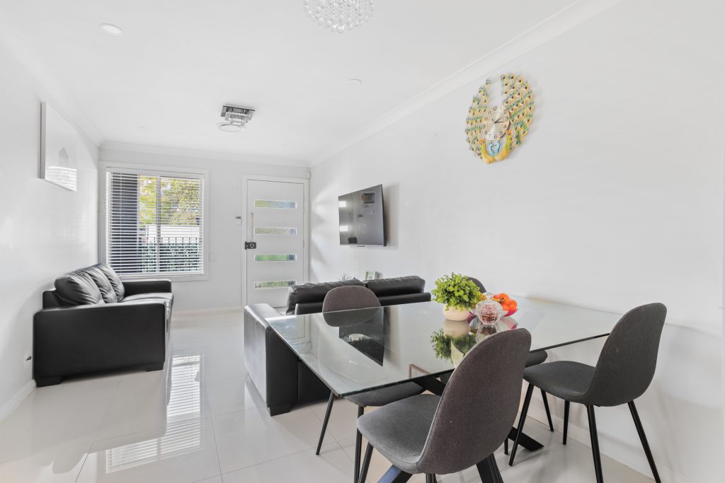 4/166 Targo Road, Girraween NSW 2145 - photo 2