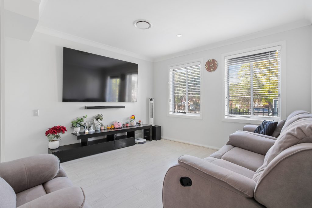 4/166 Targo Road, Girraween NSW 2145 - photo 3