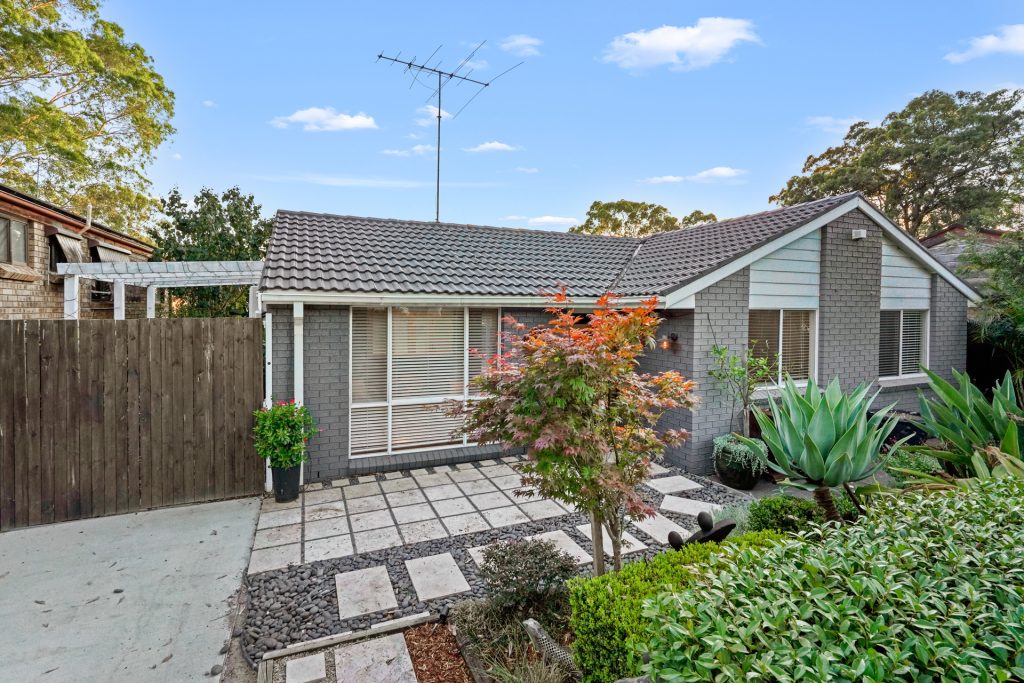 99 Faulkland Crescent, Kings Park