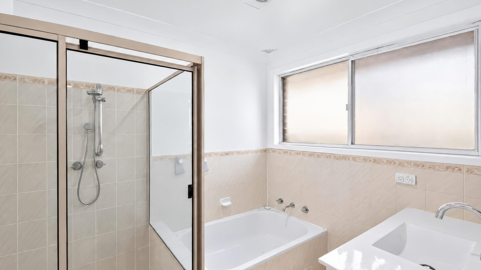 Auction - 32 Madeira Avenue - New Property in Kings Langley - Real Estate by Kim McChlery