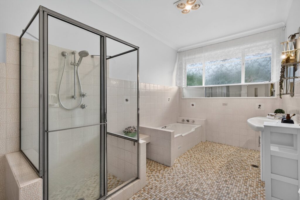 Auction - 6 Jesmond Crescent - New Property in Beecroft - Real Estate by Kenny Li